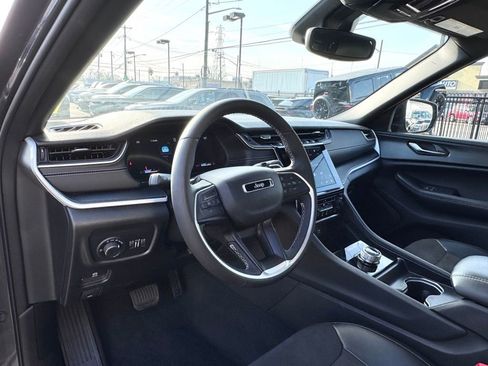 Used 2024 Jeep Grand Cherokee Altitude image 9