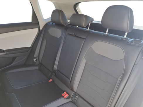 New 2026 Volkswagen Taos SE FWD image 9