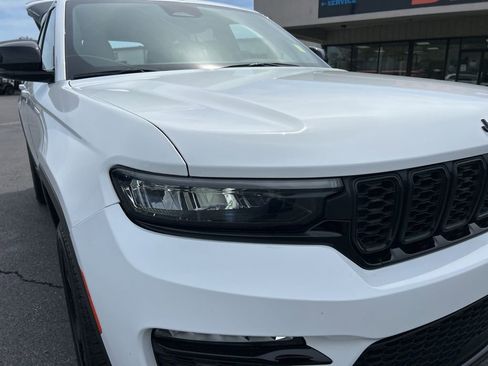 Used 2024 Jeep Grand Cherokee Limited w/ Black Appearance Package image 32