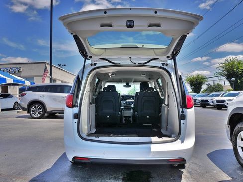 Used 2019 Chrysler Pacifica Touring-L FWD image 15