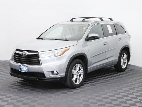 Used 2015 Toyota Highlander Limited w/ Driver Technology Package AWD/4WD image 3