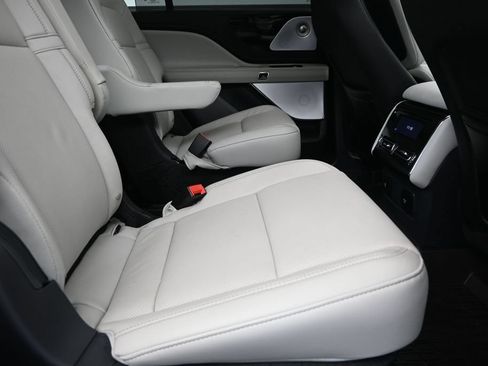 Used 2025 Lincoln Aviator Reserve w/ Luxury Package RWD image 22