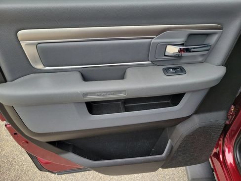 Used 2019 RAM 1500 Classic SLT AWD/4WD image 14