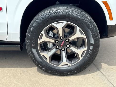 Used 2025 GMC Yukon AT4 Ultimate AWD/4WD image 10
