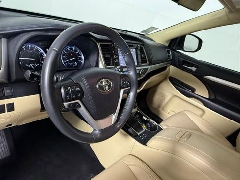 Used 2019 Toyota Highlander XLE FWD image 57