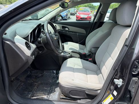 Used 2015 Chevrolet Cruze LT w/ Technology Package FWD image 9