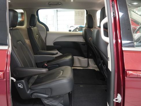 Used 2017 Chrysler Pacifica Touring-L FWD image 28