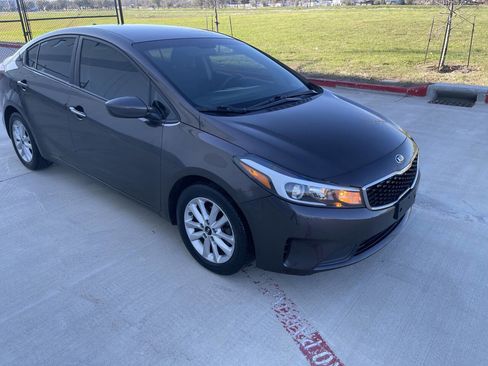 Used 2017 Kia Forte LX w/ LX Popular Package image 3