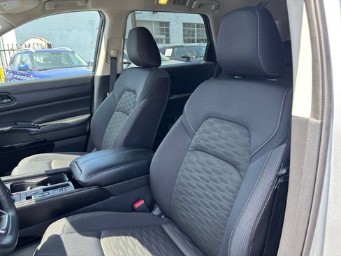 Used 2025 Nissan Pathfinder SV FWD image 29