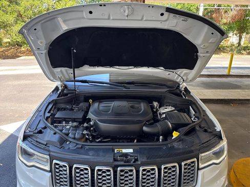 Used 2018 Jeep Grand Cherokee Overland RWD image 11