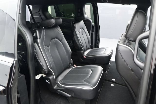 Used 2026 Chrysler Pacifica Limited FWD image 15