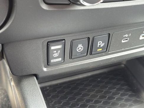 Used 2025 Nissan Frontier SV w/ SV Convenience Package RWD image 32