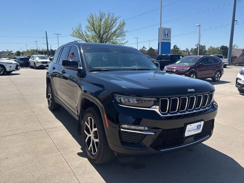 Used 2024 Jeep Grand Cherokee Limited image 3