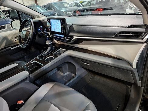 Used 2021 Toyota Sienna XLE w/ XLE Plus Package FWD image 31