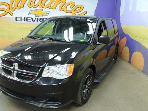 Used 2019 Dodge Grand Caravan SE w/ UConnect Hands-Free Group FWD image 4