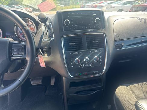 Used 2017 Dodge Grand Caravan SE FWD image 10