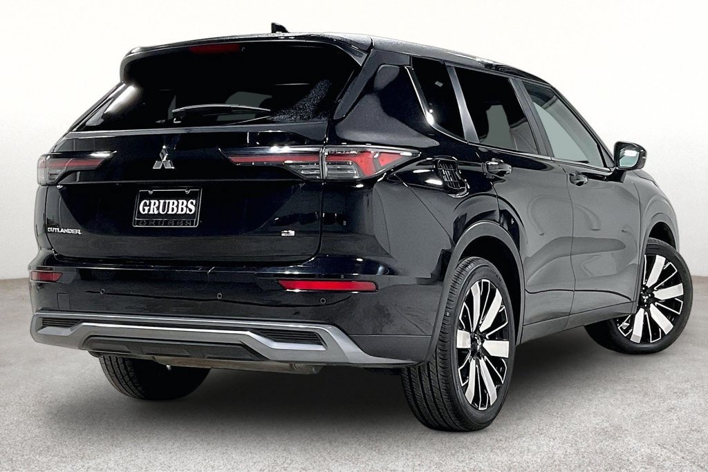 Used 2025 Mitsubishi Outlander SE AWD/4WD image 2