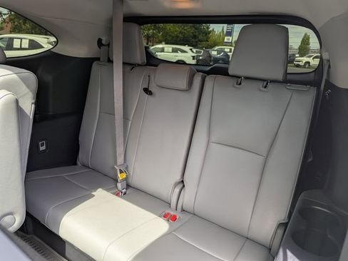 Used 2024 Toyota Highlander Platinum AWD/4WD image 32