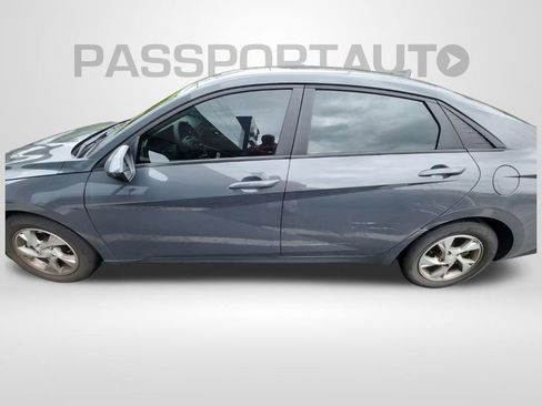Used 2023 Hyundai Elantra SE FWD image 2