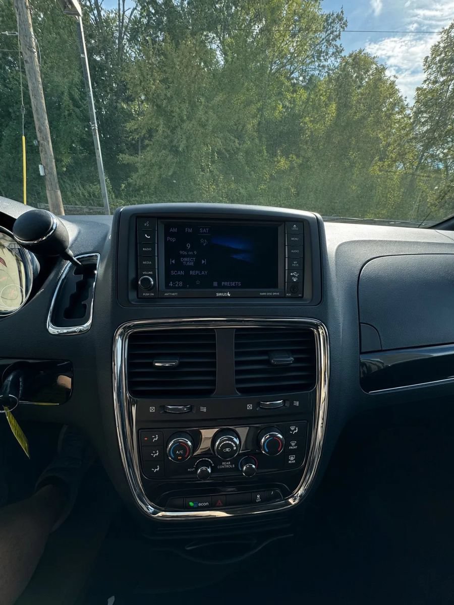 Used 2018 Dodge Grand Caravan SE FWD image 11