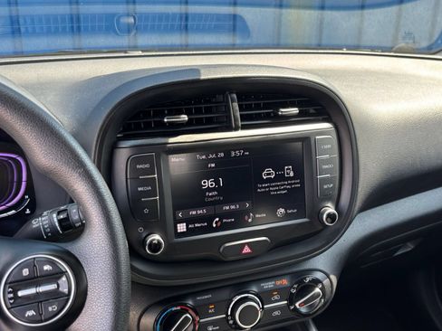 Used 2025 Kia Soul LX w/ LX Technology Package FWD image 19