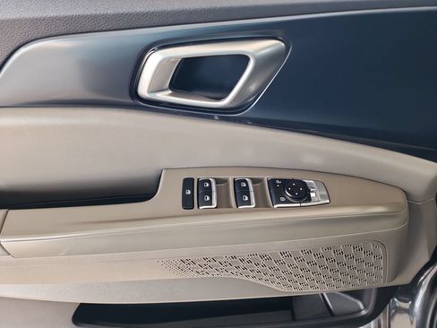 Used 2025 Kia Carnival FWD image 12
