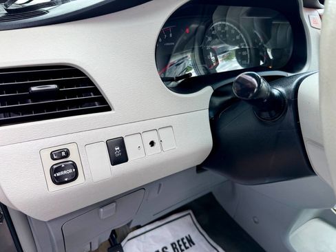 Used 2014 Toyota Sienna L FWD image 33