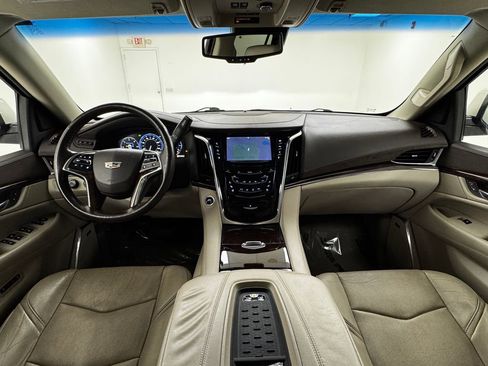 Used 2015 Cadillac Escalade Luxury image 19