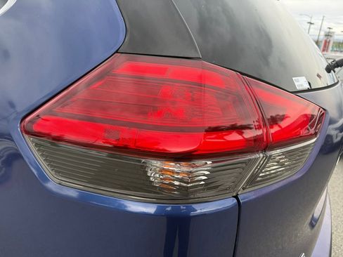 Used 2017 Nissan Rogue SV image 35