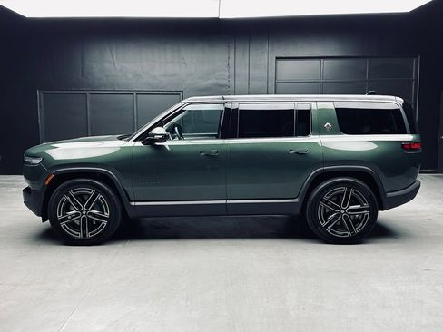 Used 2026 Rivian R1S Premium Quad AWD/4WD image 4