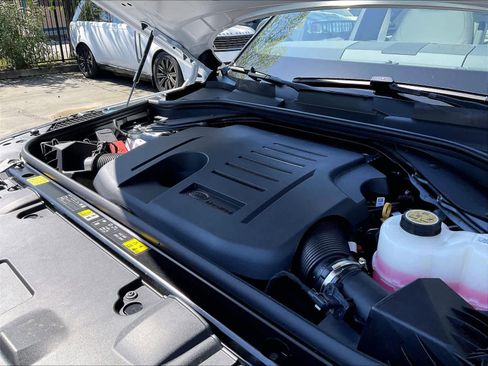 New 2026 Land Rover Range Rover Long Wheelbase SE image 32