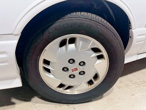 Used 1997 Oldsmobile Cutlass Supreme SL image 2