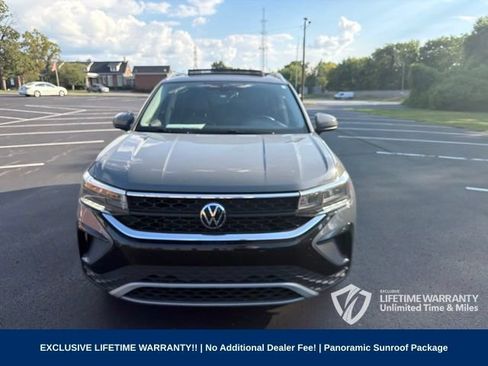 Used 2023 Volkswagen Taos SE w/ Panoramic Sunroof Package FWD image 2