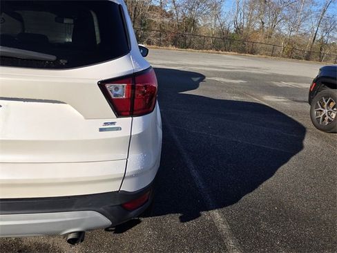 Used 2019 Ford Escape SE image 18