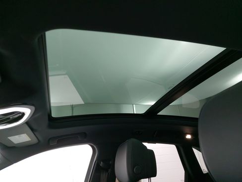 Certified 2023 Porsche Macan image 32