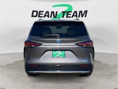 Used 2023 Toyota Sienna Limited image 7