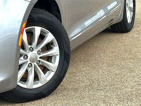 Used 2019 Chrysler Pacifica Touring-L FWD image 3