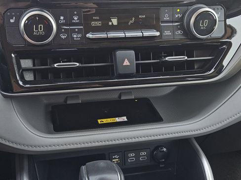 Used 2023 Toyota Highlander XLE FWD image 23