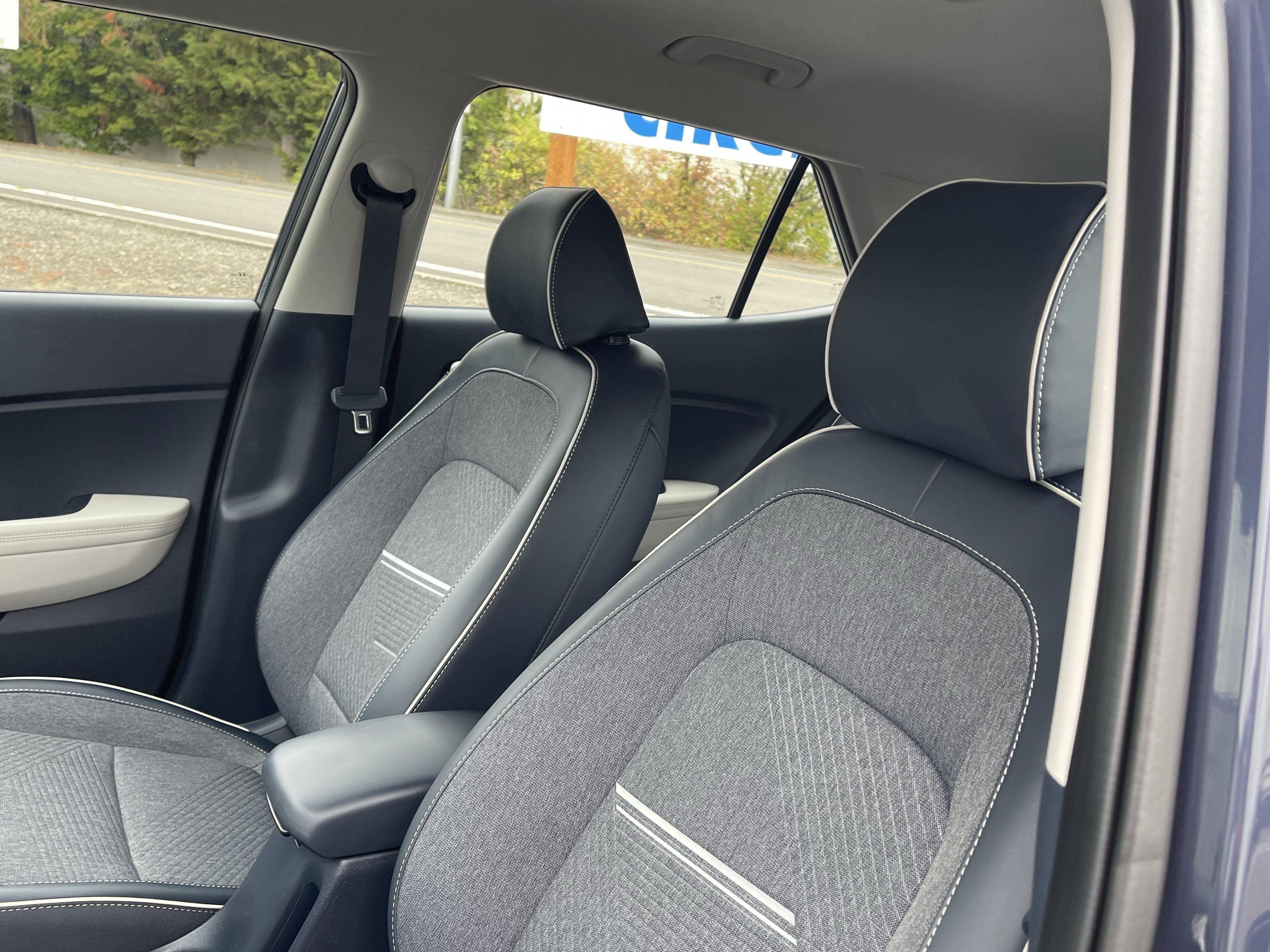 Certified 2025 Hyundai Venue Limited FWD image 19