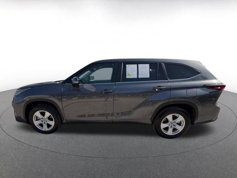 Used 2025 Toyota Highlander LE FWD image 9
