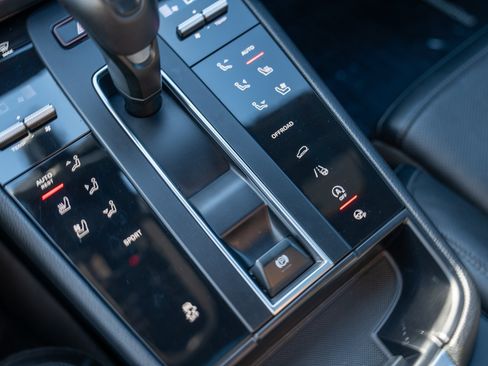 Certified 2024 Porsche Macan AWD/4WD image 21