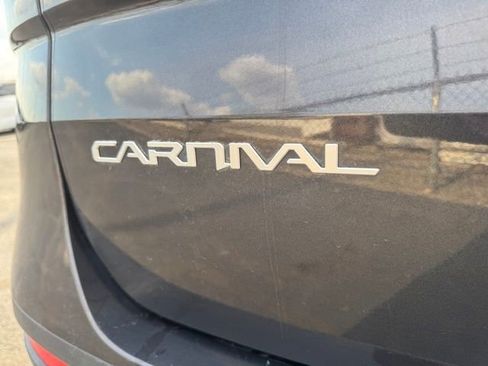 Used 2024 Kia Carnival LX FWD image 19