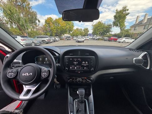 Used 2025 Kia Soul LX w/ LX Technology Package FWD image 30