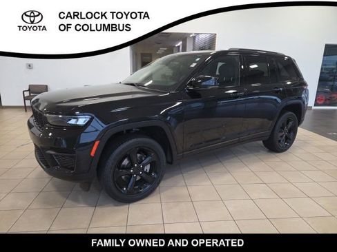 Used 2023 Jeep Grand Cherokee Altitude AWD/4WD image 3