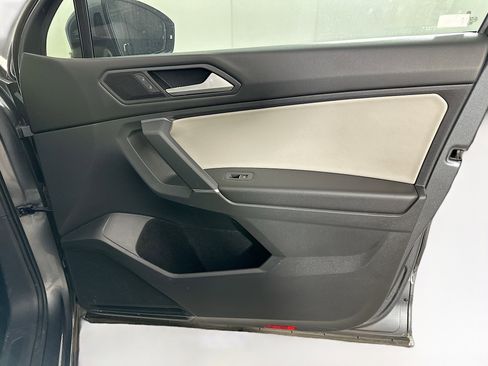 Used 2020 Volkswagen Tiguan SE w/ Panoramic Sunroof Package FWD image 32