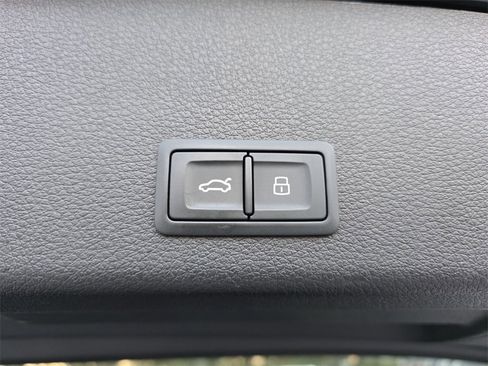 Used 2019 Audi e-tron Prestige image 18