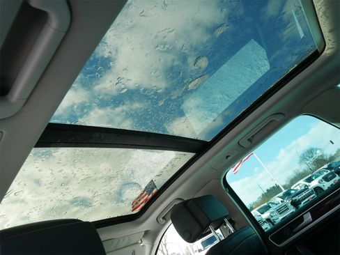 Used 2013 Volkswagen Touareg VR6 image 14