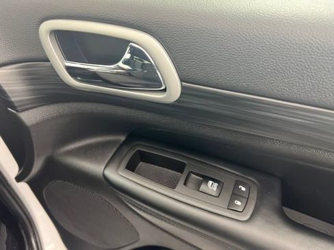 Used 2021 Jeep Grand Cherokee Laredo w/ Security & Convenience Group AWD/4WD image 25