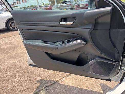 Used 2025 Nissan Altima 2.5 SV FWD image 18