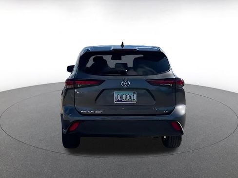 Used 2025 Toyota Highlander LE image 12